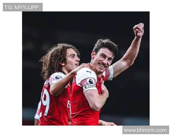 足球场上的魅力偶像，球星与球迷心动瞬间的完美融合